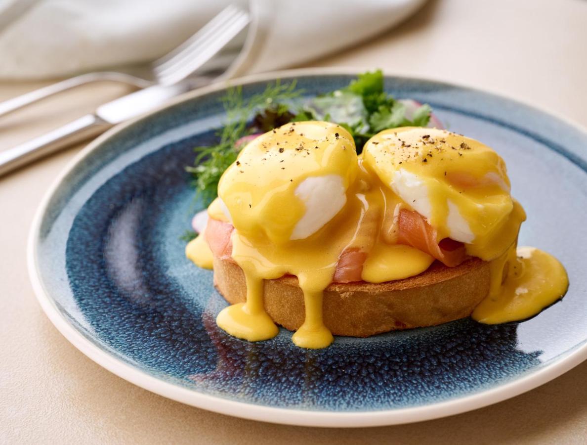 Address Beach Resort Fujairah Al Aqah Luaran gambar Eggs Benedict